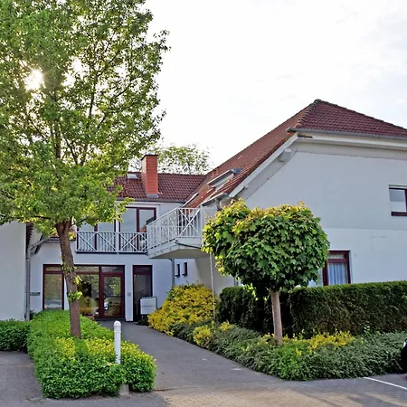Kleine Mit Terrasse Und Gartenblick *