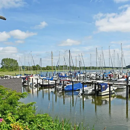 Kleine Mit Terrasse Und Gartenblick *