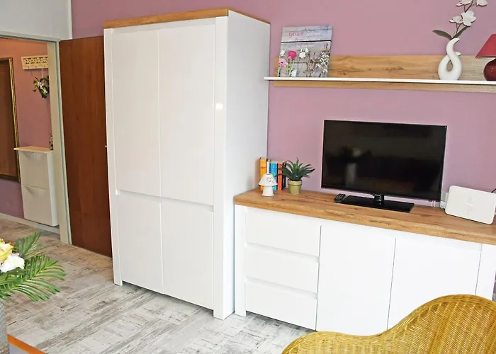 Kleine Mit Terrasse Und Gartenblick *